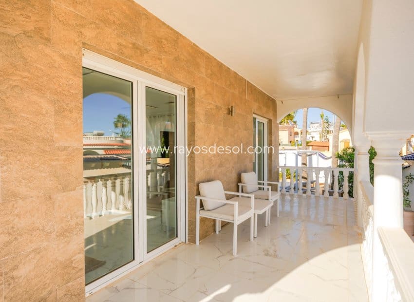 5 bedroom Villa for sale in Rojales with pool - € 590,000 (Ref: 9940739)