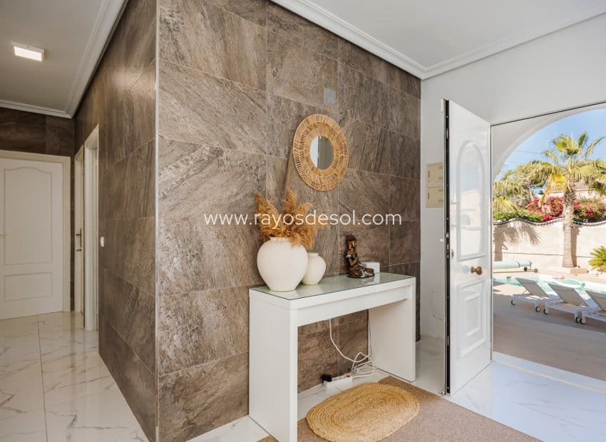 5 bedroom Villa for sale in Rojales with pool - € 590,000 (Ref: 9940739)