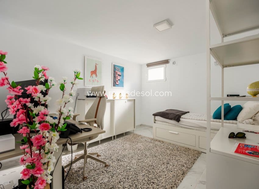 5 bedroom Villa for sale in Rojales with pool - € 590,000 (Ref: 9940739)