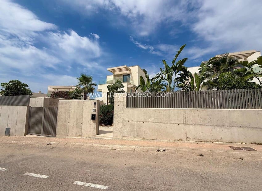 Chalet de 3 habitaciones en Finestrat en venta con piscina garaje - 899.000 € (Ref: 9943277)