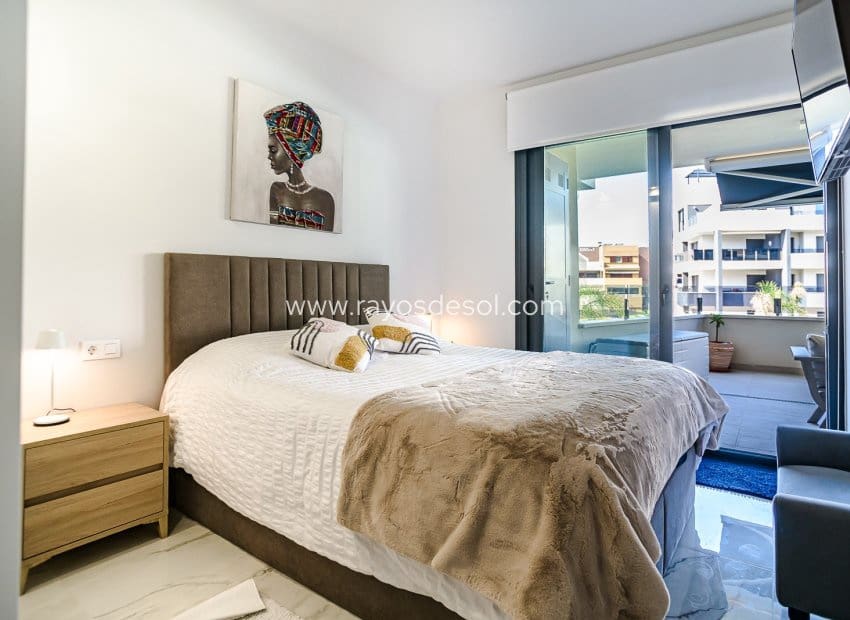 2 sovrum Lägenhet till salu i Torrevieja med pool - 350 000 € (Ref: 9944742)