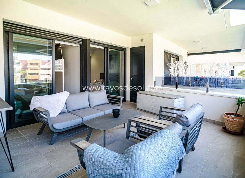 2 sovrum Lägenhet till salu i Torrevieja med pool - 350 000 € (Ref: 9944742)