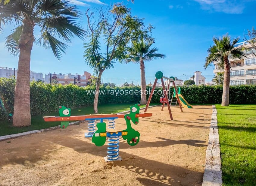 2 sovrum Lägenhet till salu i Torrevieja med pool - 350 000 € (Ref: 9944742)