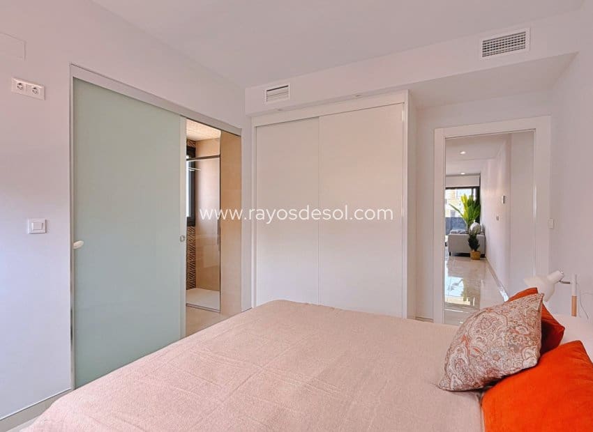 2 bedroom Apartment for sale in Orihuela Costa - € 295,000 (Ref: 9960097)