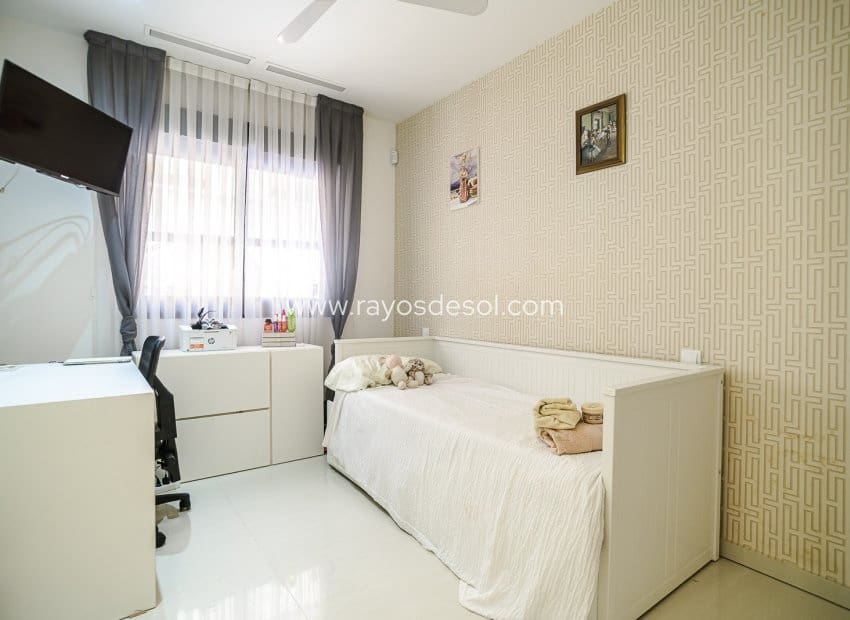 2 bedroom Apartment for sale in Guardamar del Segura - € 299,000 (Ref: 9960098)