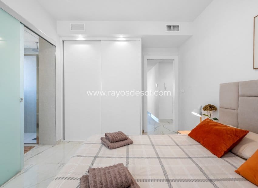 2 Zimmer Apartment zu verkaufen in Orihuela Costa mit Pool - 315.000 € (Ref: 9962310)