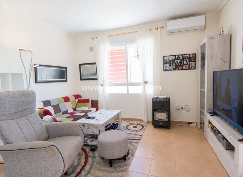 2 bedroom Villa for sale in Villamartin with pool - € 189,000 (Ref: 9973740)