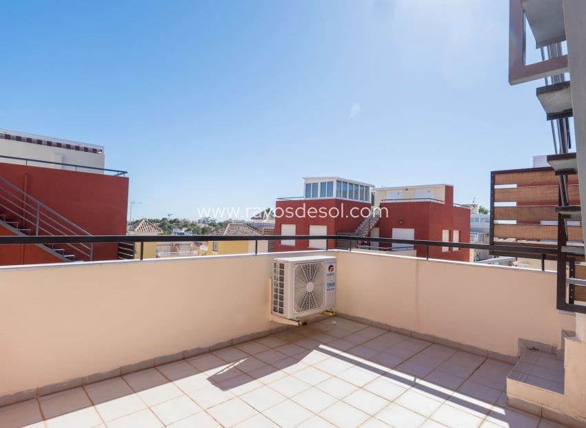 2 bedroom Villa for sale in Villamartin with pool - € 189,000 (Ref: 9973740)