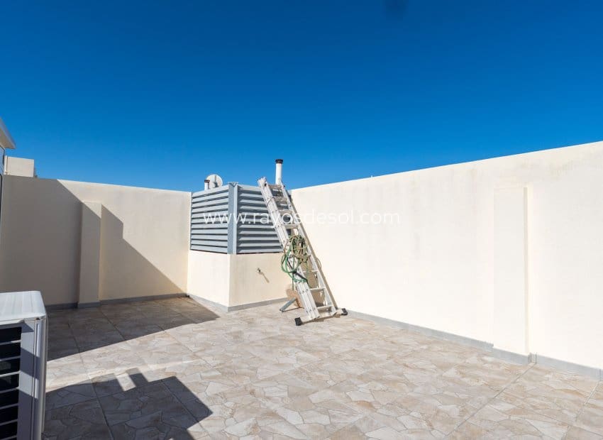 2 bedroom Villa for sale in Villamartin with pool - € 189,000 (Ref: 9973740)