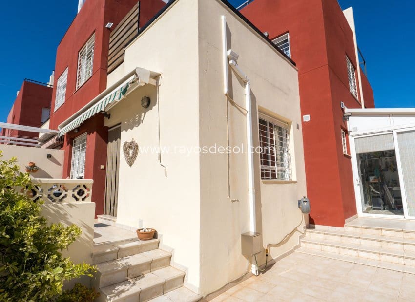 2 bedroom Villa for sale in Villamartin with pool - € 189,000 (Ref: 9973740)