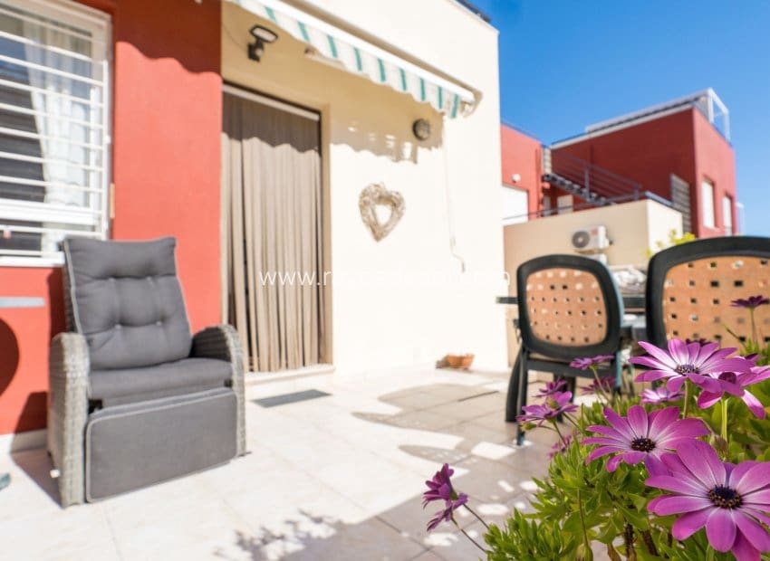 2 bedroom Villa for sale in Villamartin with pool - € 189,000 (Ref: 9973740)