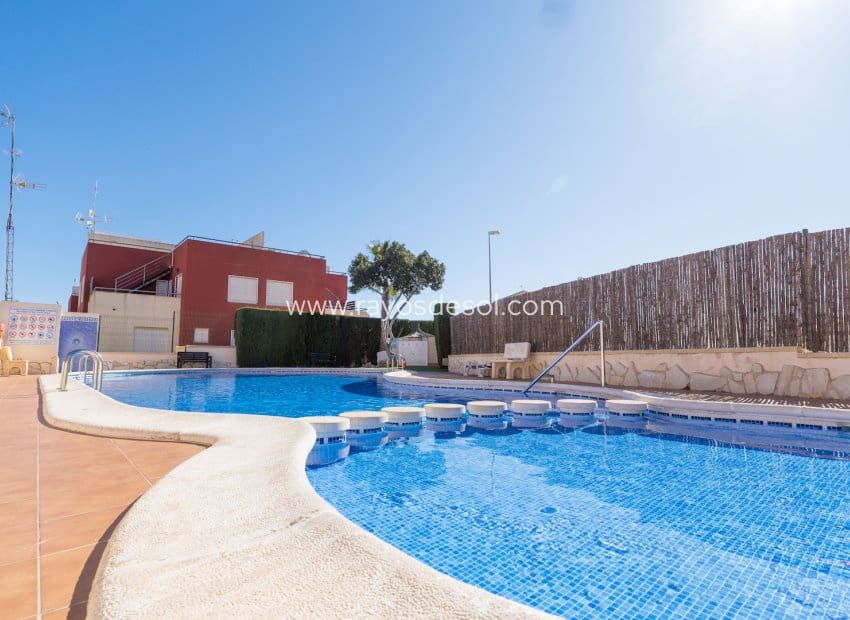 2 bedroom Villa for sale in Villamartin with pool - € 189,000 (Ref: 9973740)