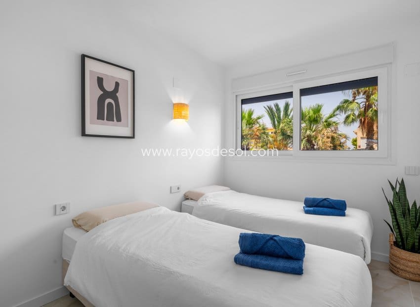 2 makuuhuone Huoneisto myytävänä paikassa Orihuela Costa mukana uima-altaan - 379 000 € (Ref: 9984029)