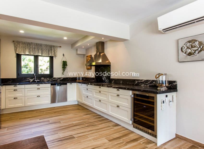 4 bedroom Villa for sale in Moraira with pool - € 1,195,000 (Ref: 9998978)