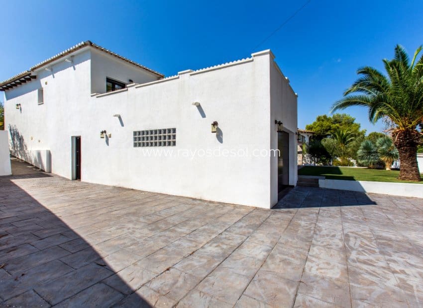 4 bedroom Villa for sale in Moraira with pool - € 1,195,000 (Ref: 9998978)