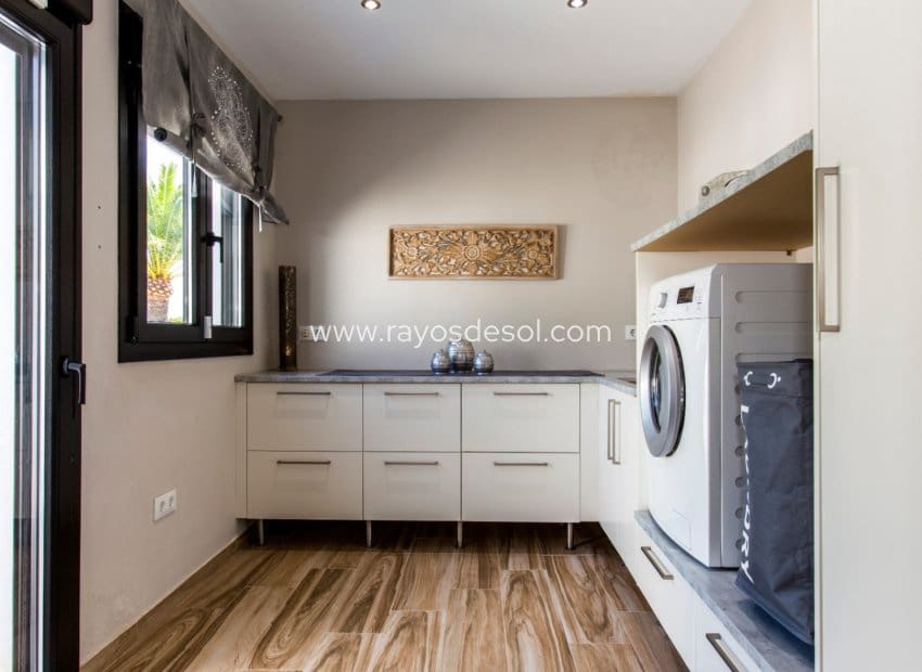4 bedroom Villa for sale in Moraira with pool - € 1,195,000 (Ref: 9998978)