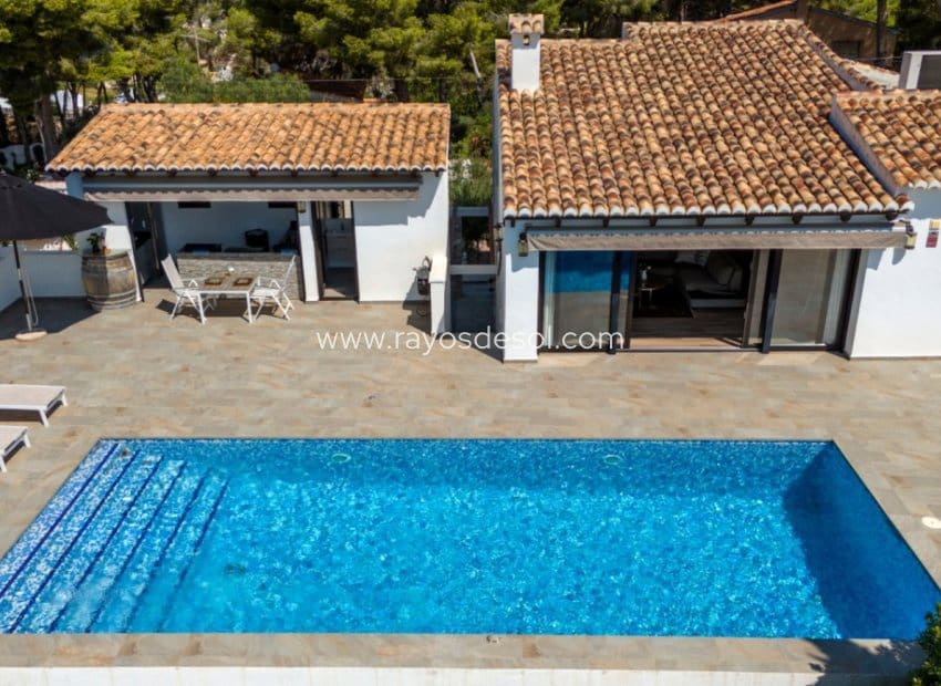 4 bedroom Villa for sale in Moraira with pool - € 1,195,000 (Ref: 9998978)