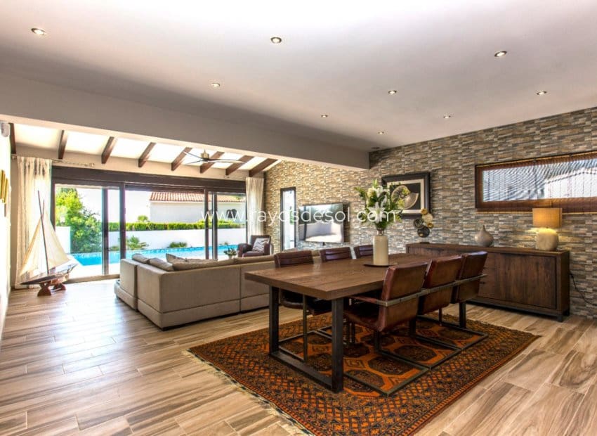 4 bedroom Villa for sale in Moraira with pool - € 1,195,000 (Ref: 9998978)