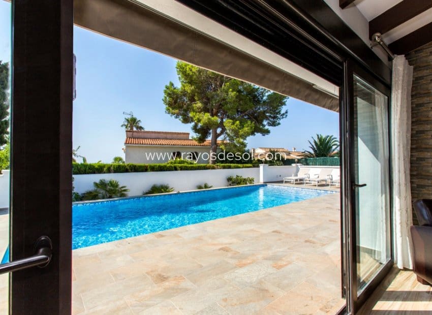 4 bedroom Villa for sale in Moraira with pool - € 1,195,000 (Ref: 9998978)