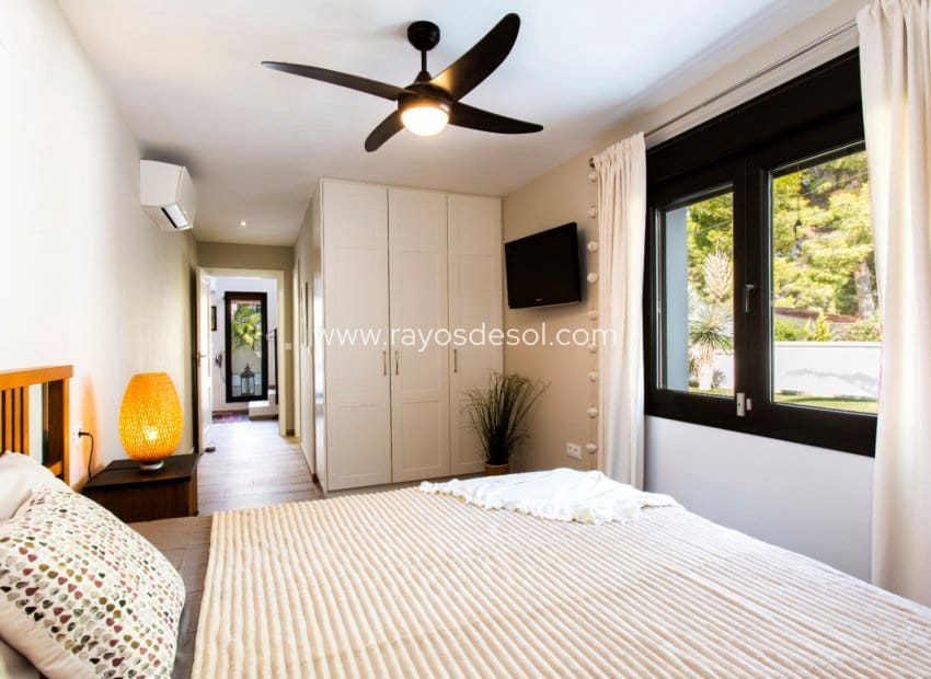 4 bedroom Villa for sale in Moraira with pool - € 1,195,000 (Ref: 9998978)