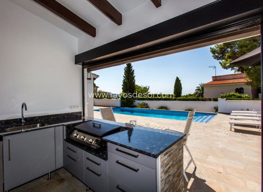 4 bedroom Villa for sale in Moraira with pool - € 1,195,000 (Ref: 9998978)
