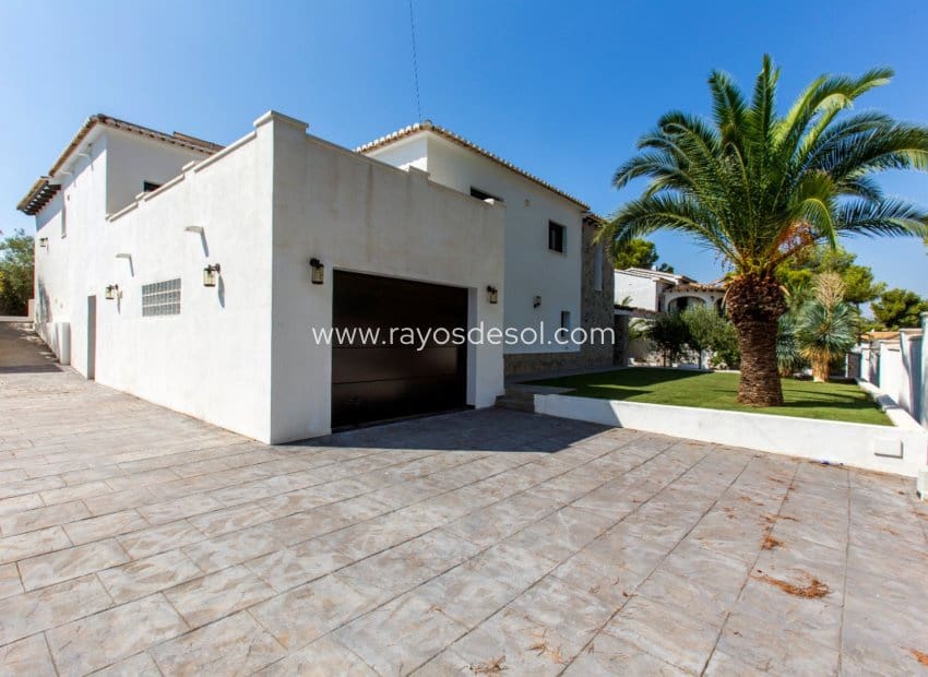 4 bedroom Villa for sale in Moraira with pool - € 1,195,000 (Ref: 9998978)