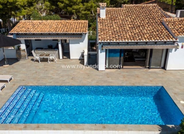 4 soveværelse Villa til salg i Moraira, Teulada-Moraira med swimmingpool - € 1.195.000 (Ref: 9998978)