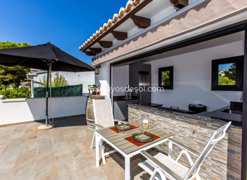 4 bedroom Villa for sale in Moraira with pool - € 1,195,000 (Ref: 9998978)