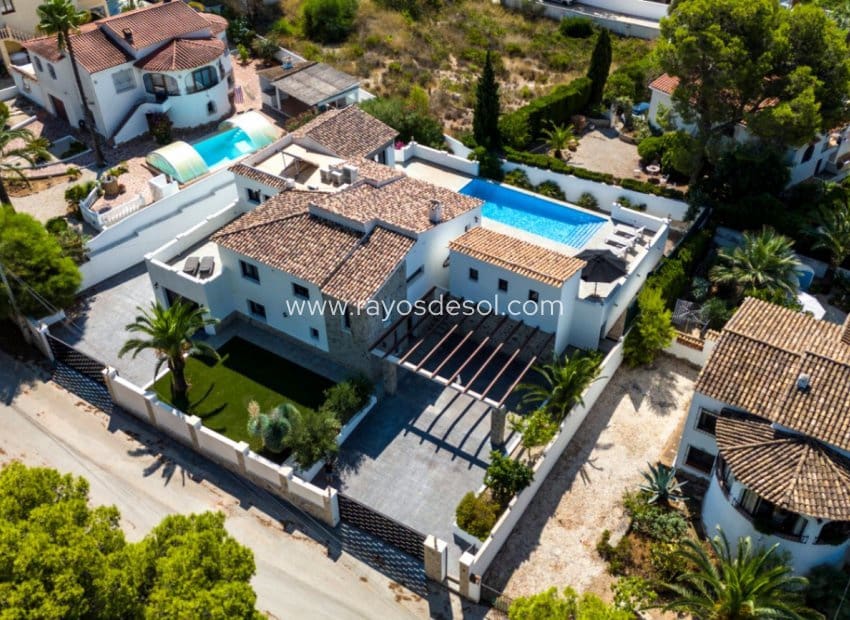 4 bedroom Villa for sale in Moraira with pool - € 1,195,000 (Ref: 9998978)