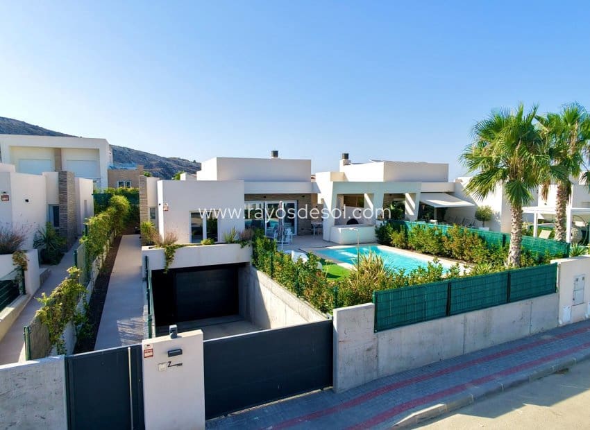 3 soveværelse Villa til salg i Algorfa med swimmingpool - € 780.000 (Ref: 9998981)