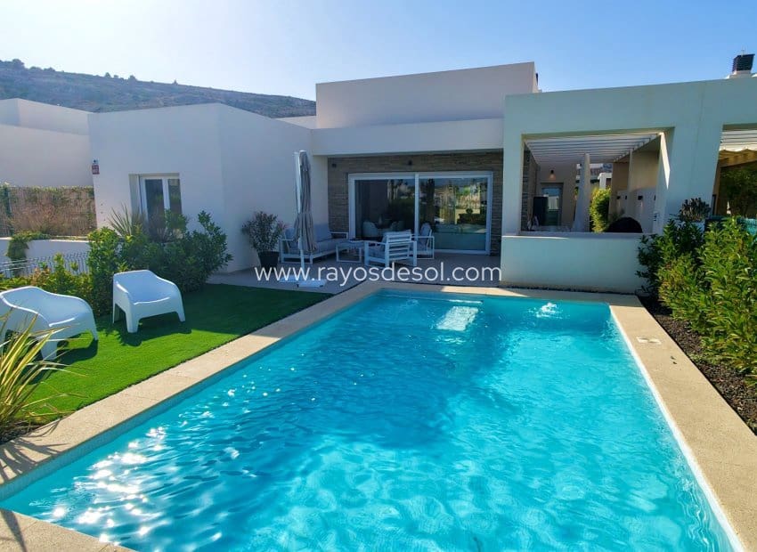 3 soveværelse Villa til salg i Algorfa med swimmingpool - € 780.000 (Ref: 9998981)