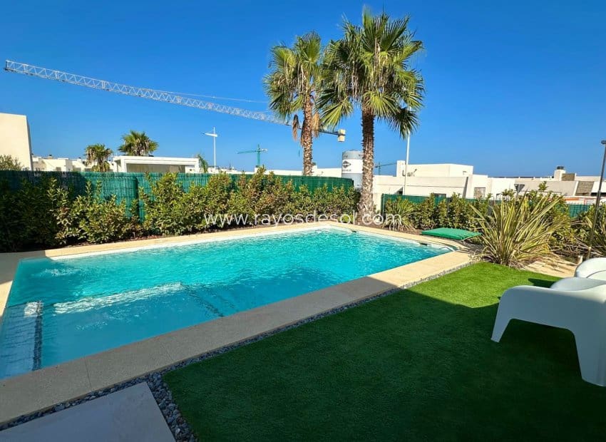 3 soveværelse Villa til salg i Algorfa med swimmingpool - € 780.000 (Ref: 9998981)