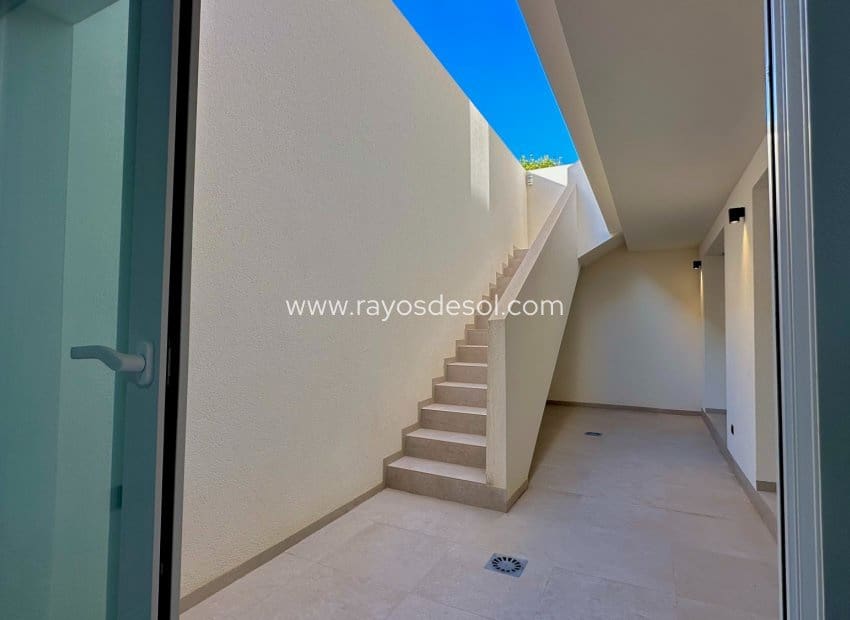 3 soveværelse Villa til salg i Algorfa med swimmingpool - € 780.000 (Ref: 9998981)