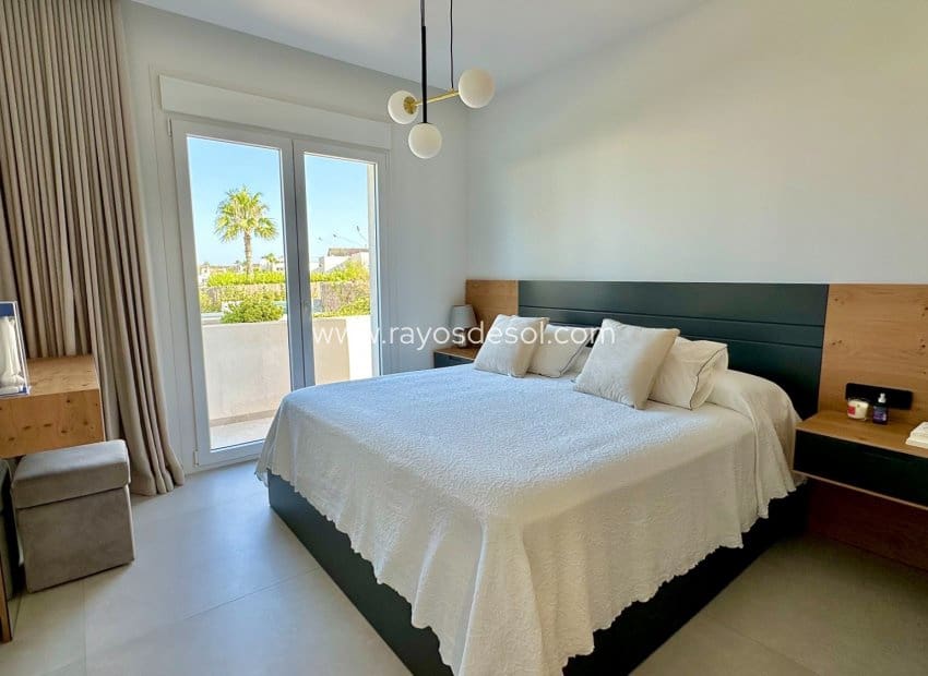 3 soveværelse Villa til salg i Algorfa med swimmingpool - € 780.000 (Ref: 9998981)