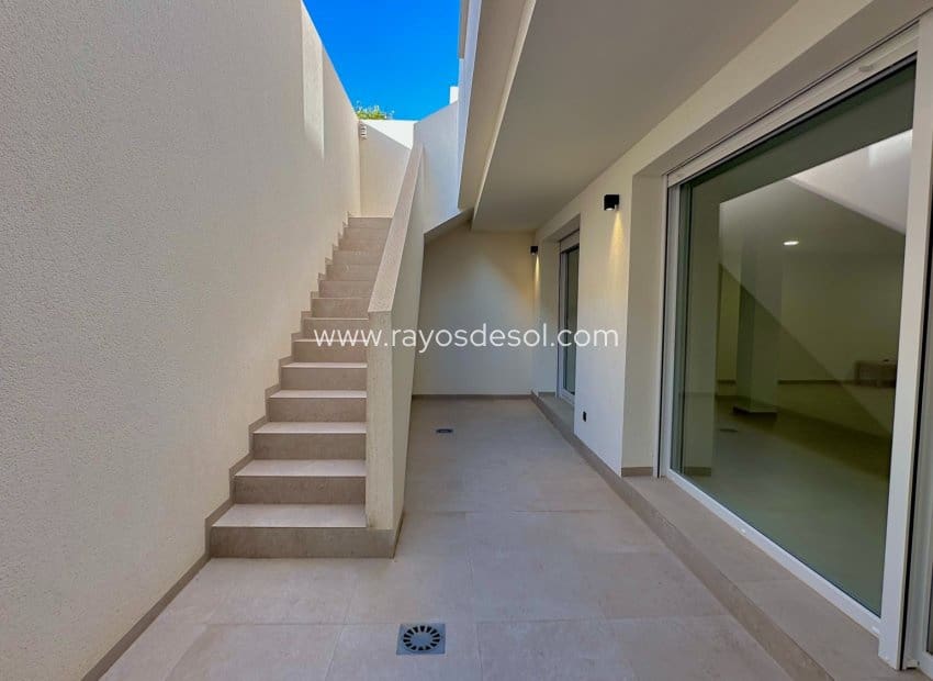 3 soveværelse Villa til salg i Algorfa med swimmingpool - € 780.000 (Ref: 9998981)