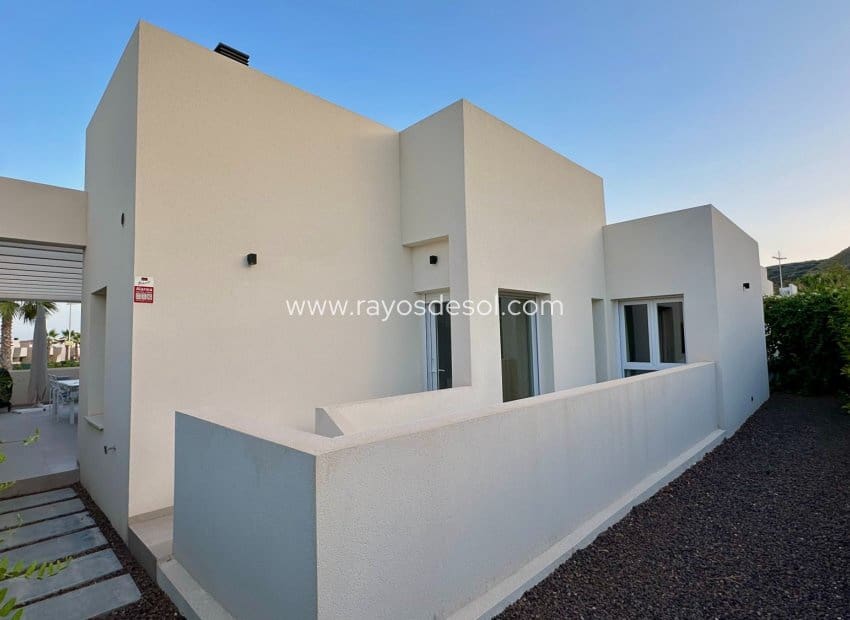 3 soveværelse Villa til salg i Algorfa med swimmingpool - € 780.000 (Ref: 9998981)