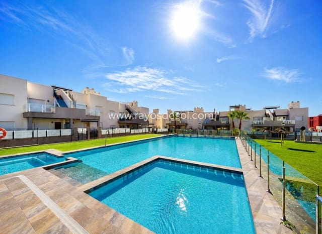 Apartamento de 2 habitaciones en Aguas Nuevas, Torrevieja en venta con piscina - 285.000 € (Ref: 9998982)