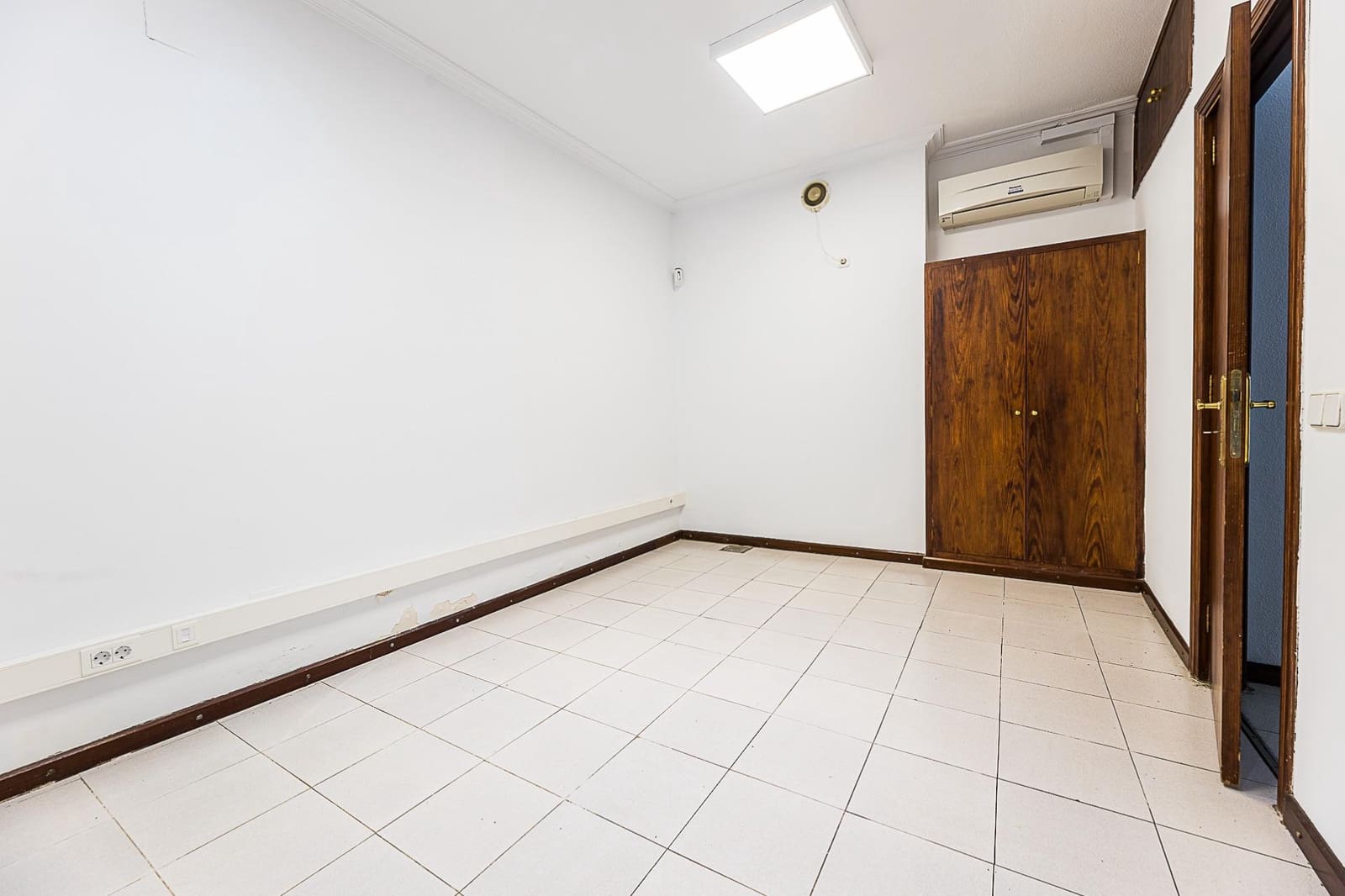 Commercieel te koop in Coll d'en Rabassa - € 160.000 (Ref: 9860266)