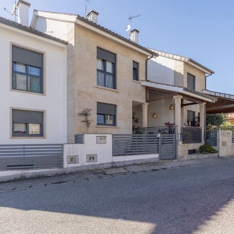 4 bedroom Terraced Villa for sale in Moaña with garage - € 490,000 (Ref: 9862027)
