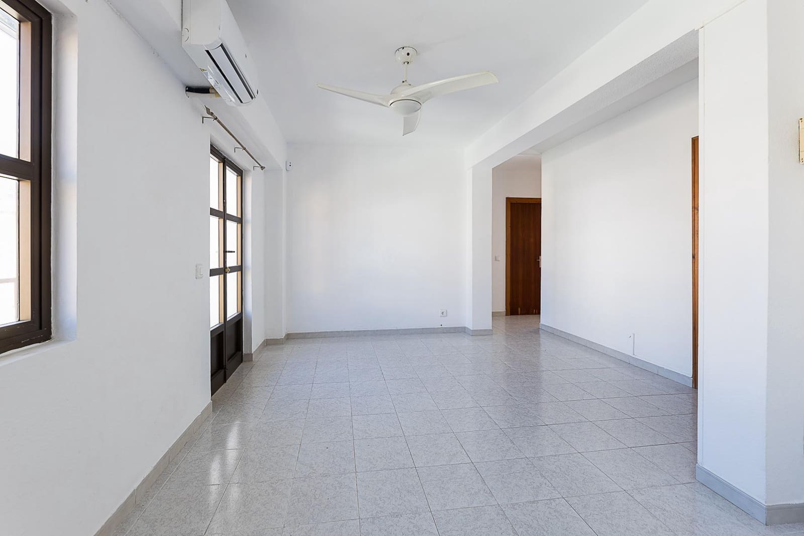 3 bedroom Flat for sale in Palma de Mallorca - € 240,000 (Ref: 9885000)