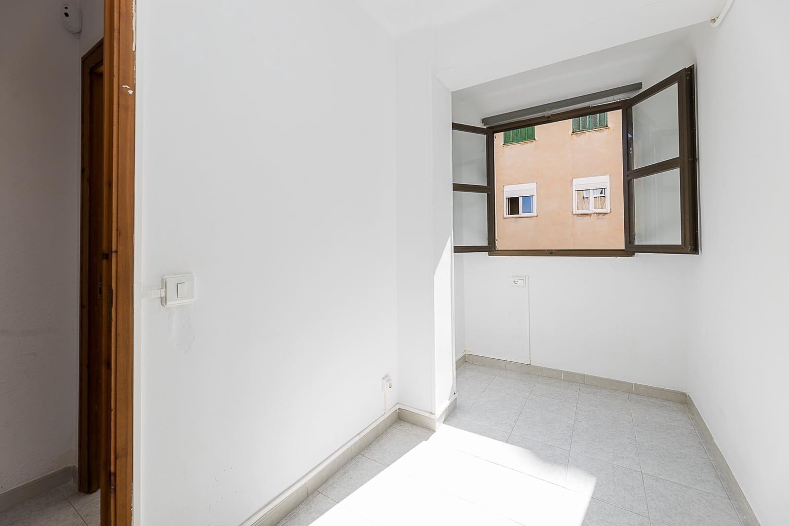 3 bedroom Flat for sale in Palma de Mallorca - € 240,000 (Ref: 9885000)