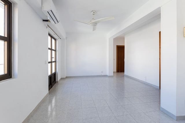 3 bedroom Flat for sale in Palma de Mallorca - € 240,000 (Ref: 9885000)