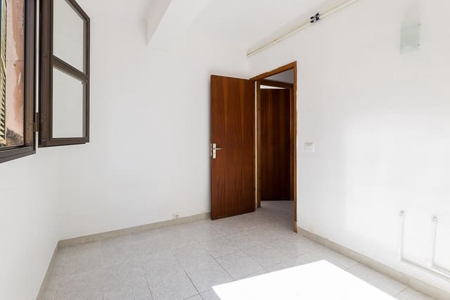 3 bedroom Flat for sale in Palma de Mallorca - € 240,000 (Ref: 9885000)