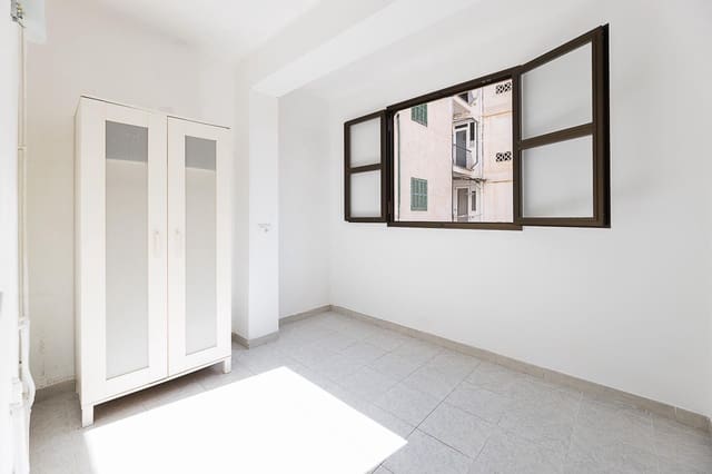 3 bedroom Flat for sale in Palma de Mallorca - € 240,000 (Ref: 9885000)