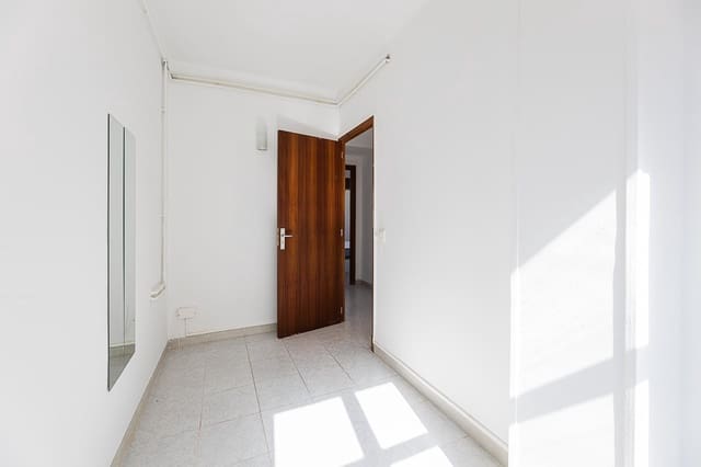 3 bedroom Flat for sale in Palma de Mallorca - € 240,000 (Ref: 9885000)
