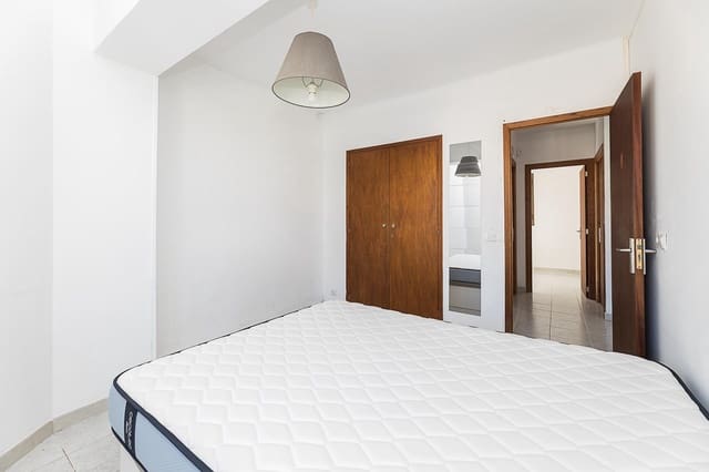 3 bedroom Flat for sale in Palma de Mallorca - € 240,000 (Ref: 9885000)