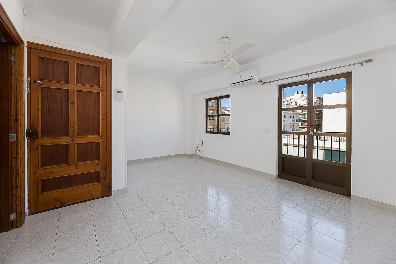 3 bedroom Flat for sale in Palma de Mallorca - € 240,000 (Ref: 9885000)