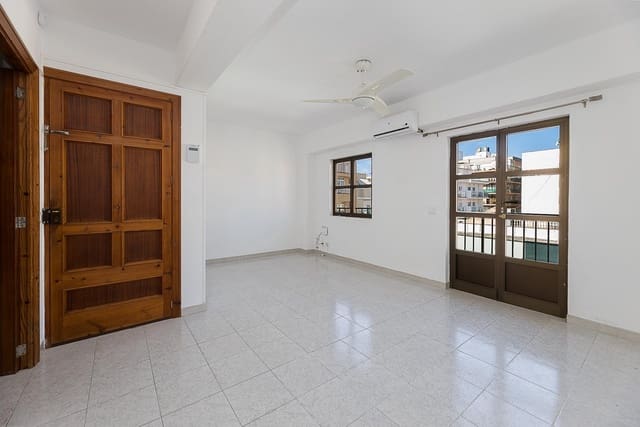3 bedroom Flat for sale in Palma de Mallorca - € 240,000 (Ref: 9885000)