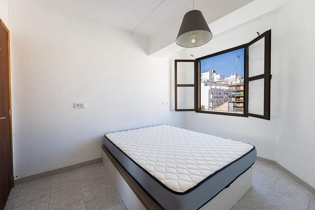 3 bedroom Flat for sale in Palma de Mallorca - € 240,000 (Ref: 9885000)