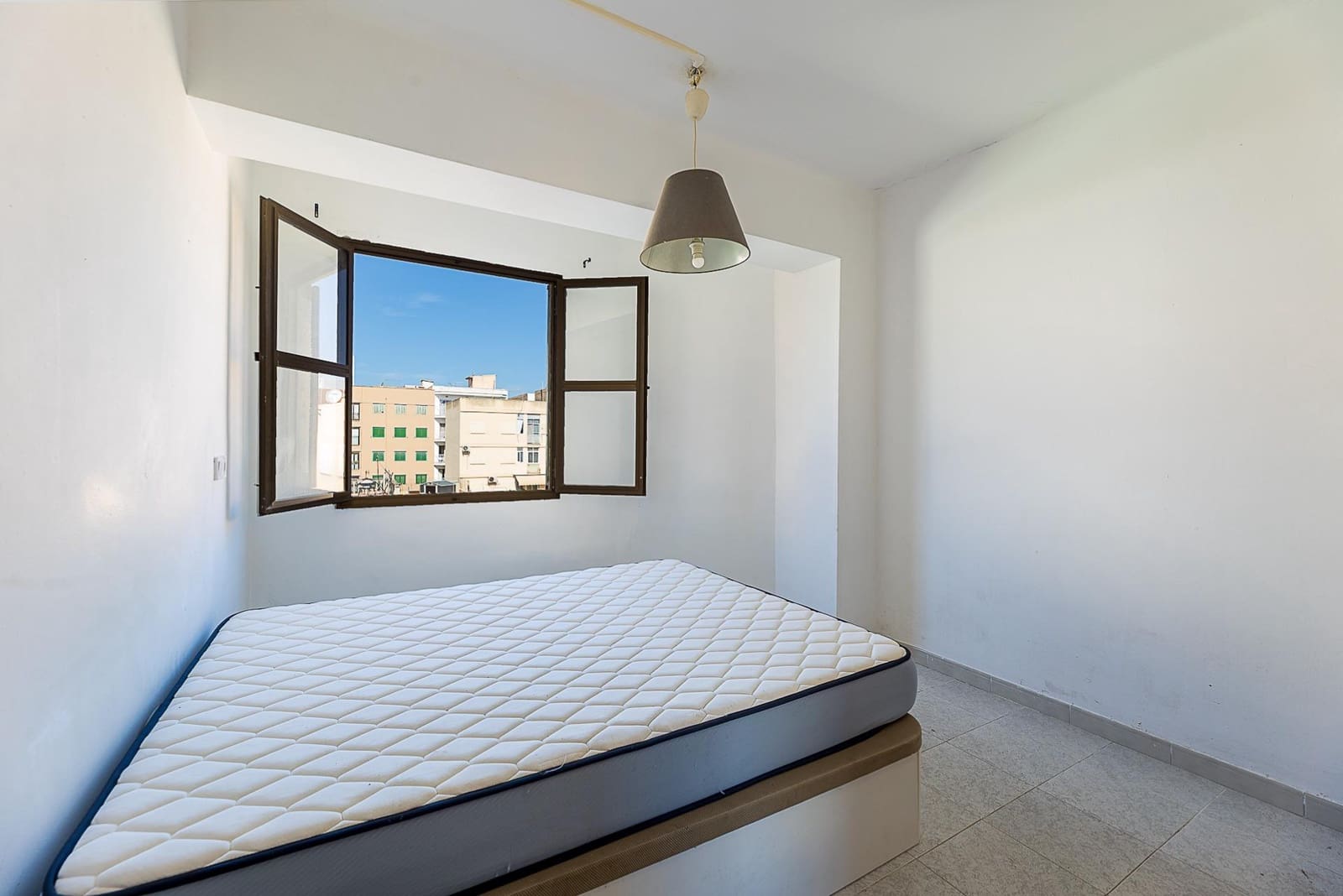 3 bedroom Flat for sale in Palma de Mallorca - € 240,000 (Ref: 9885000)